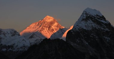 Gün batımında görkemli Everest Dağı, Nepal 'deki Gokyo Vadisi manzarası..