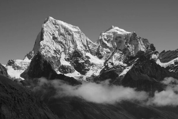 Черно-белое изображение Чолаце и Табоче осенью, Непал.