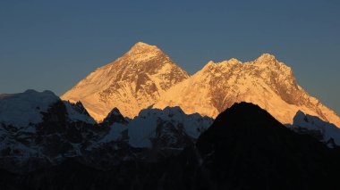 Everest Dağı, Nuptse ve Lhotse altın akşam ışığında, Nepal.