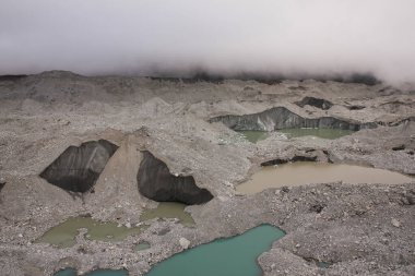 Nepal 'in en büyük buzulu olan Ngozumpa Buzulu' nun bir parçası..