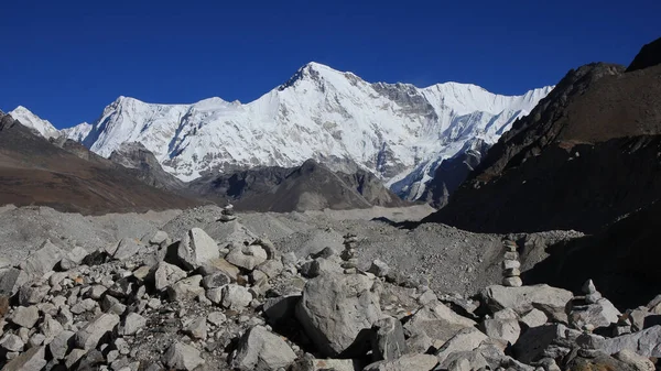 Nepal 'in en büyük buzulu, Ngoumpa Buzulu. Cho Oyu, Nepal Tibet sınırındaki yüksek dağ.