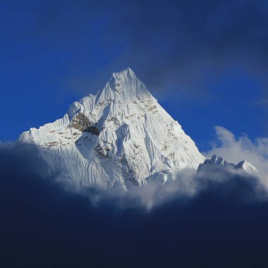 Ama Dablam Dağı 'nın tepesi karla kaplıydı Bulutlardan dışarı uzanıyordu, Nepal.