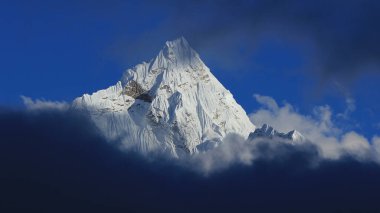 Ama Dablam Dağı 'nın karla kaplı zirvesi, Nepal.