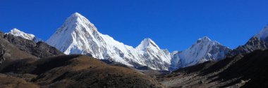 Beyaz boyalı Pumo Ri Dağı ve Nepal 'deki Everest Ana Kampı manzarası.