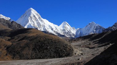 Beyaz boyalı Pumo Ri Dağı ve Nepal 'deki Everest Ana Kampı manzarası.