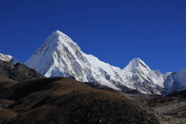 Görkemli Pumori Dağı Lobuche 'den görüldü. Nepal Tibet sınırı.