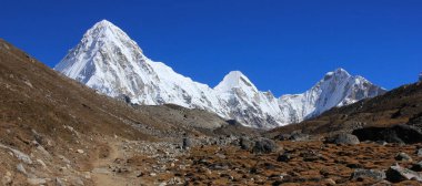 Yaya yolu Everest Ana Kampı 'na doğru gidiyor ve kar Pumori Dağı' nı kapladı, 7138 metre, Nepal.