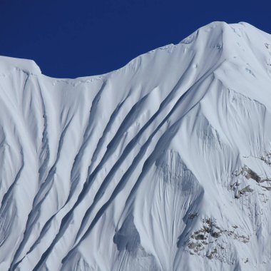 Everest, Nepal yakınlarında karla kaplı bir dağın üzerindeki güzel dokular.