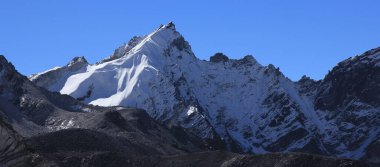 Zirve Gorakshep, Nepal 'den görünüyor.