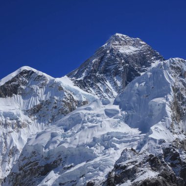 Everest Dağı üzerinde açık mavi gökyüzü, Nepal.