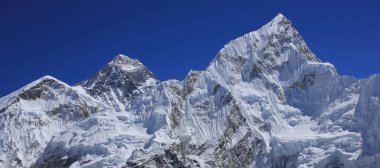 Everest Dağı ve Nuptse tepeleri Kala Patthar, Nepal 'den görüldü..