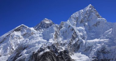 Everest ve Nuptse dağının üzerinde açık mavi gökyüzü.
