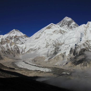 Everest Dağı Nuptse ve Khumbu buzulu Kala Patthar, Nepal 'den görülüyor..