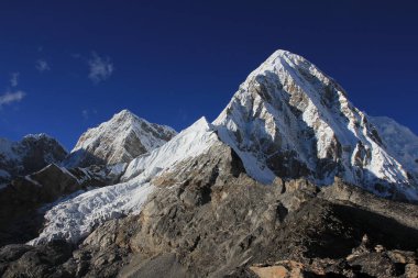 Pumori Dağı, Kala Patthar, Nepal 'den görünüyor..