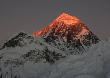 Gün batımında Everest Dağı, Kala Patthar, Nepal manzaralı.