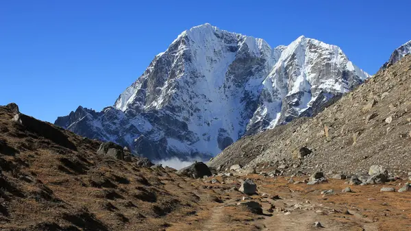 从尼泊尔Lobuche看到的高山Tobuche和Tabuche 图库照片