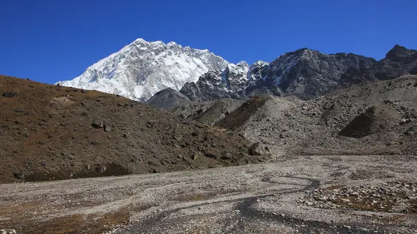 Kleiner Bach Und Azurblauer Himmel Über Mount Nuptse Nepal Stockbild