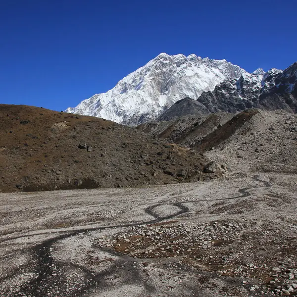 Creek Und Azurblauer Himmel Über Mount Nuptse Nepal Stockbild