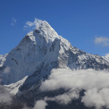 Ama Dablam Dağı 'nın karlı zirvesi, Nepal.