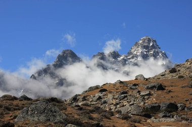 Tabuche ve Tobuche tepeleri Dzongla, Nepal 'den görüldü..