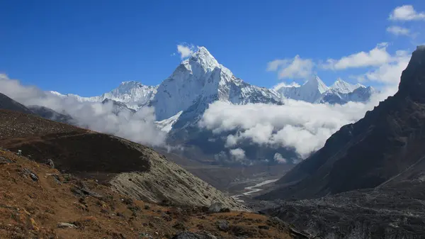Wolken Kriechen Das Khumbu Tal Und Den Berg Ama Dablam lizenzfreie Stockfotos