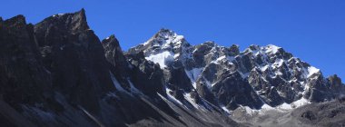 Thonak Tsho yakınlarındaki dağ sırası, Gokyo Vadisi.