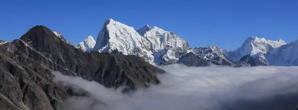 Nebelmeer Und Gipfel Von Ama Dablam Cholatse Und Tobuche lizenzfreie Stockfotos