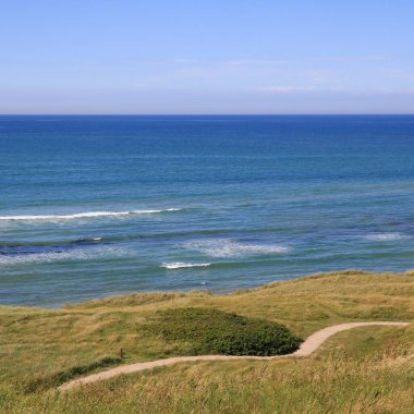 Danimarka 'nın Hirtshals şehrinde kıyı boyunca yürüme yolu ve mavi deniz.