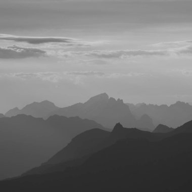 İsviçre Alpleri'nde sabah sahne.