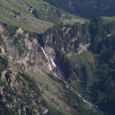 Oldenschuss, Oldenalp, İsviçre 'nin aşağısında şelale.
