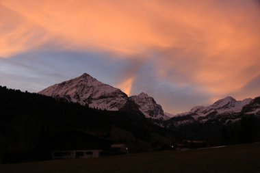 Gstaad yakınlarındaki dağların üzerinden parlak bulutlar, İsviçre Alpleri.