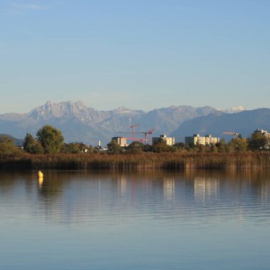 Wetzikon, Pfaeffikersee Gölü kıyıları ve sıradağlar.