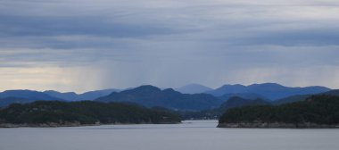 Bergen, Norveç yakınlarındaki sıradağların üzerine yağış yağdı.