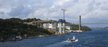 Feribottan görülen yeni Sotra Köprüsü 'nün inşaat alanı, Bergen, Norveç.