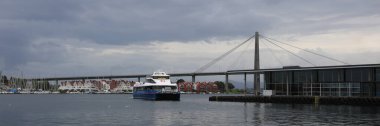 Stavanger Bybru, uzun köprü ve feribot, Norveç. 18 Ağustos 2024.