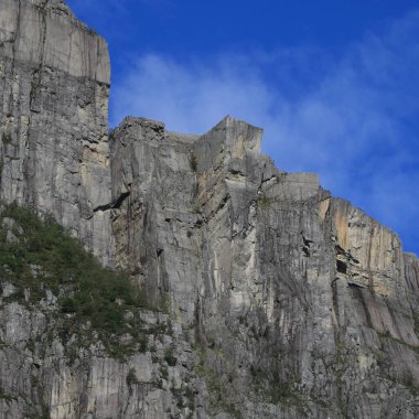 Majestic Minpit Rock Preikestolen, Lysefjord 'dan görüldü, Norveç.