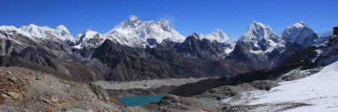 Everest Dağı ve Gokyo Vadisi Renjo Geçidi, Nepal 'den görülüyor..