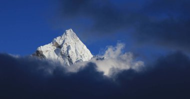 Ünlü Ama Dablam Dağı bulutlardan yükseliyor, Nepal.