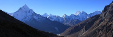 Ama Dablam Dağı ve Everest Ulusal Parkı 'ndaki diğer yüksek dağlar, Nepal.