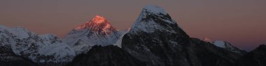 Bir sonbahar akşamında Everest Dağı, Nepal.