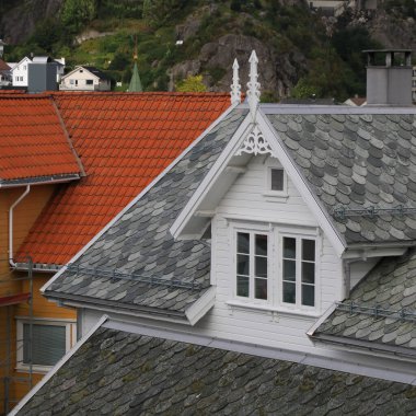 Norveç, Egersund 'da güzel süslemeleri olan beyaz bir kereste evi..