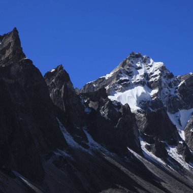Gokyo Vadisi 'ndeki engebeli dağ sıraları..