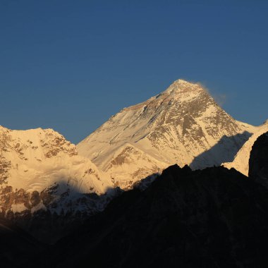 Sonbaharda Everest Dağı 'nda güneş batmadan hemen önce.