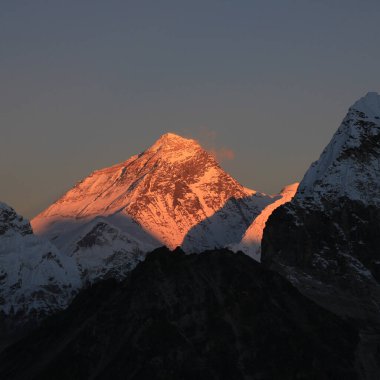 Bir sonbahar akşamında Everest Dağı, Nepal.