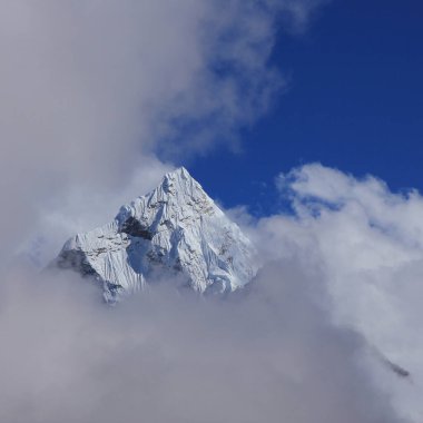 Ama Dablam Dağı Zirvesi Sonbaharda, Nepal.