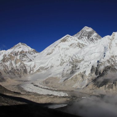 Sonbaharda Everest Dağı ve Everest Merkez Kampı Kala Patthar, Nepal 'den görüldü..