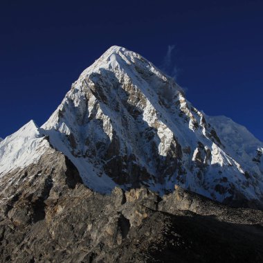 Pumori Dağı sonbaharda Kala Patthar, Nepal 'den görüldü..