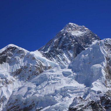 Sonbaharda Everest Dağı üzerinde açık mavi gökyüzü, Nepal.