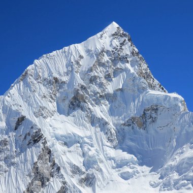 Sonbaharda Nuptse Dağı 'nın sivri tepesi, Nepal.