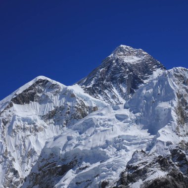Sonbaharda Everest Dağı, diğer adıyla Sagarmatha. Kala Patthar, Nepal 'den görüldü..